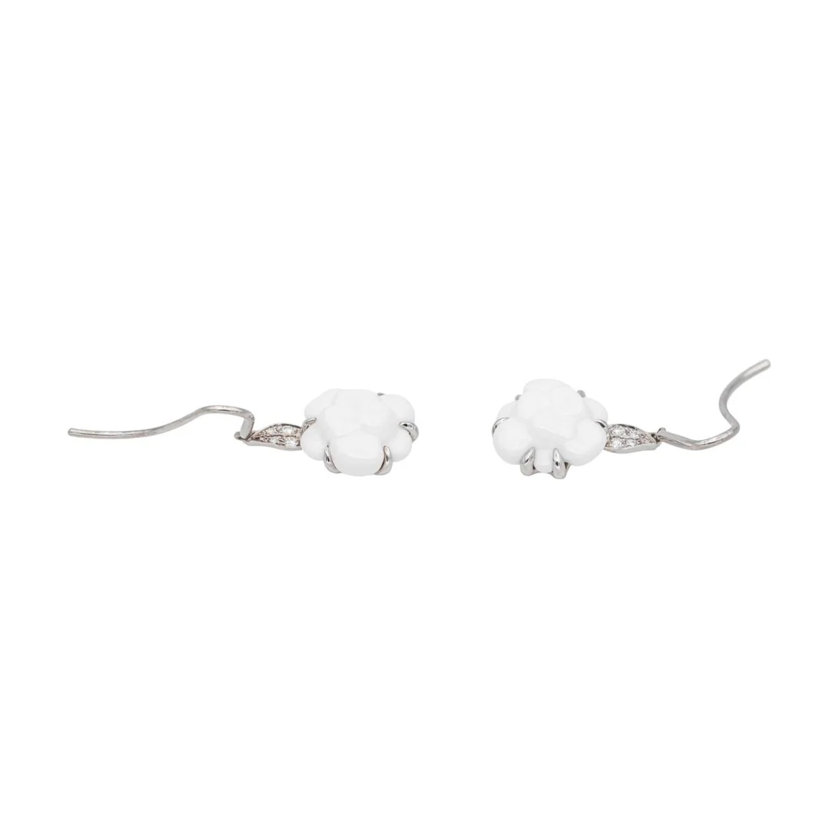 CHANEL "Camellia" sleeper earrings in white gold, agates and diamonds - Image 5