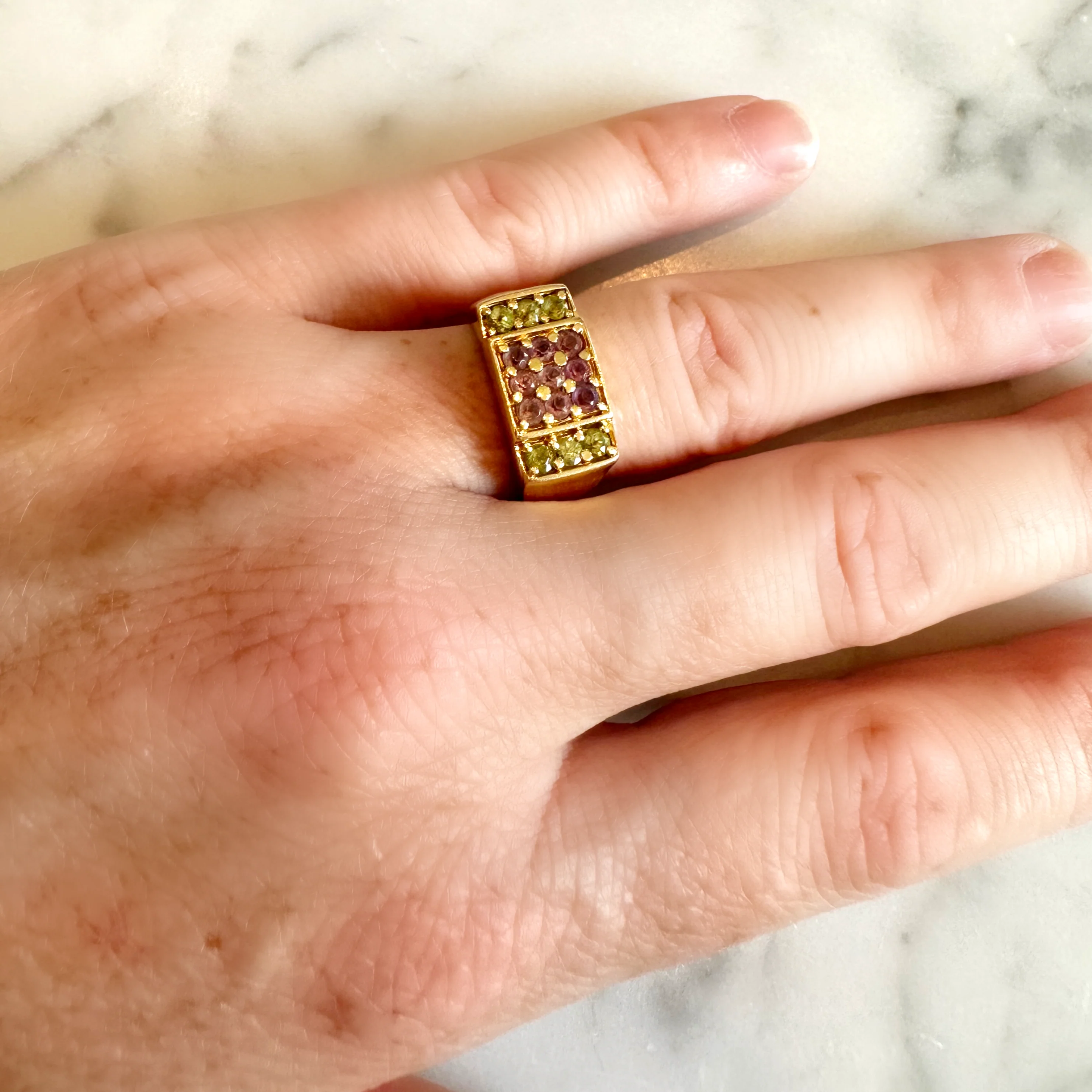 Bague chevalière en or jaune et améthyste et péridot - Image 2