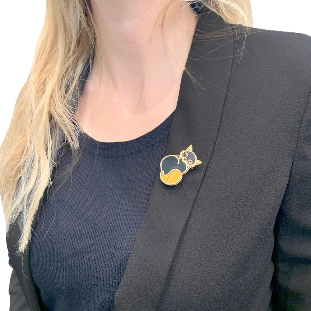 VAN CLEEF &amp; ARPELS “Lucky Animals Chat” clip in yellow gold, tiger’s eye and onyx - Image 2