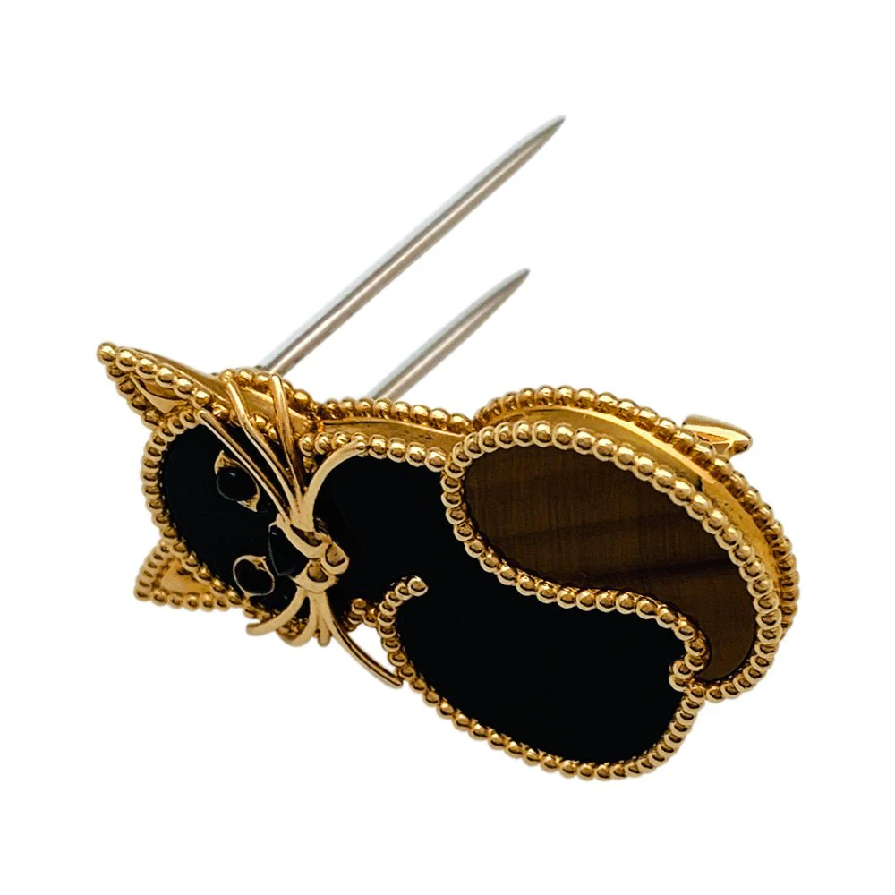 VAN CLEEF &amp; ARPELS “Lucky Animals Chat” clip in yellow gold, tiger’s eye and onyx - Image 4