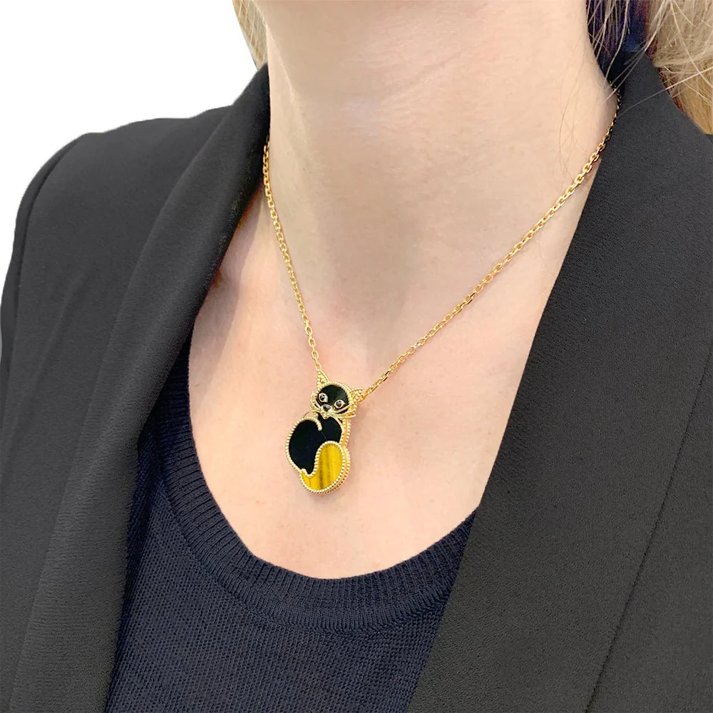 VAN CLEEF &amp; ARPELS “Lucky Animals Chat” clip in yellow gold, tiger’s eye and onyx - Image 7