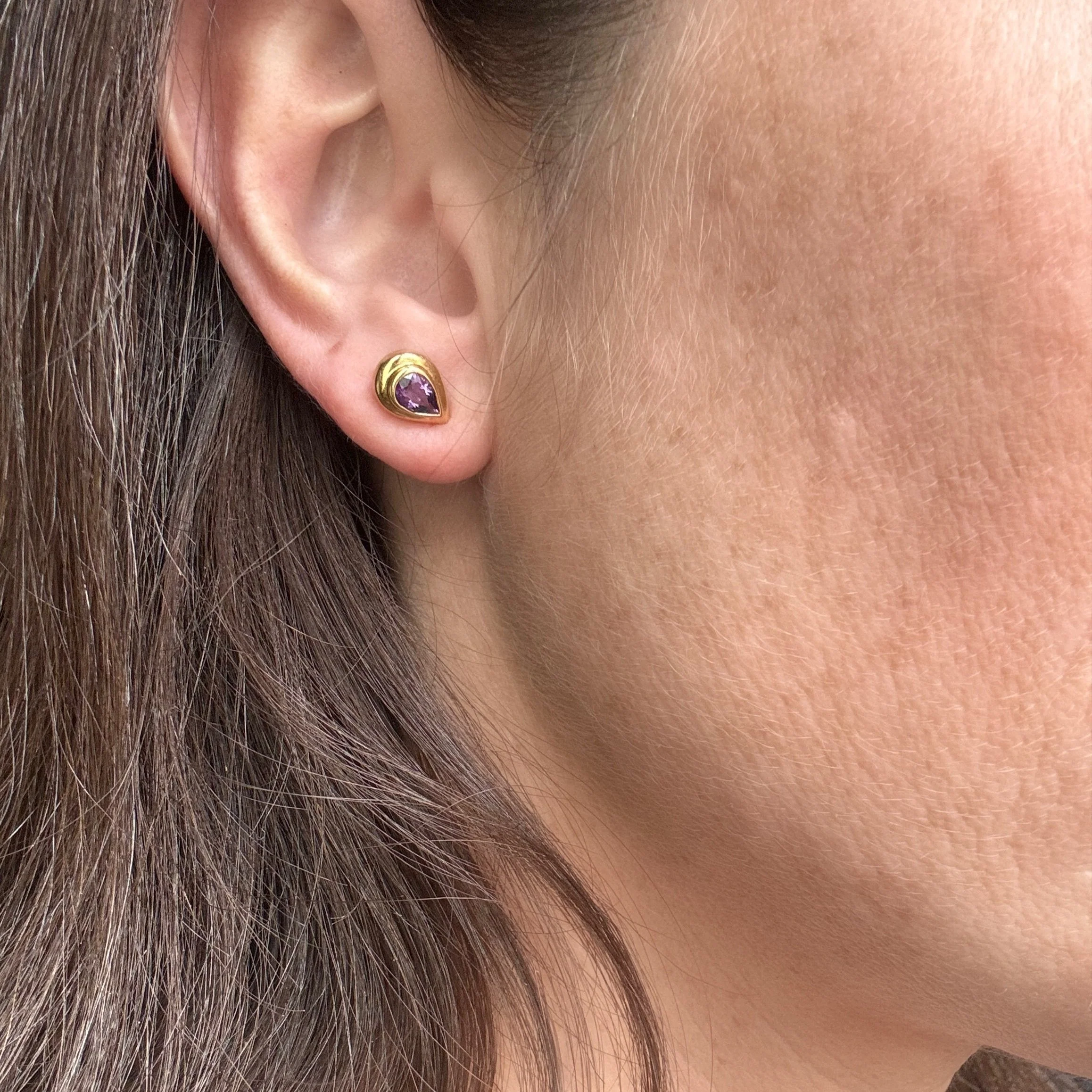 Amethyst drop flea earrings in yellow gold - Image 2