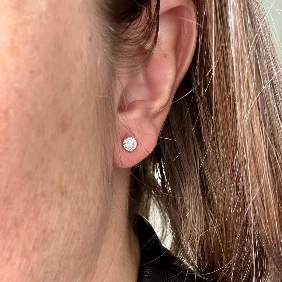 Boucles d'oreilles clous en or jaune et diamant - Image 2