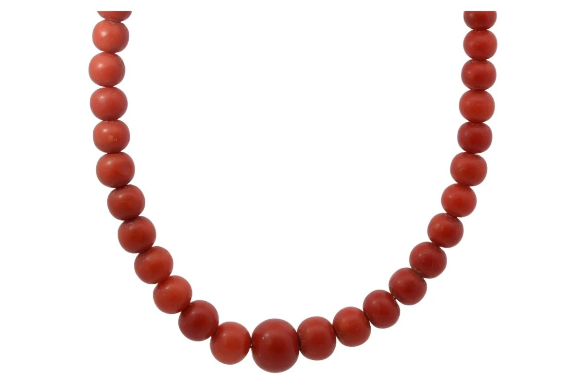 Necklace in yellow gold and coral