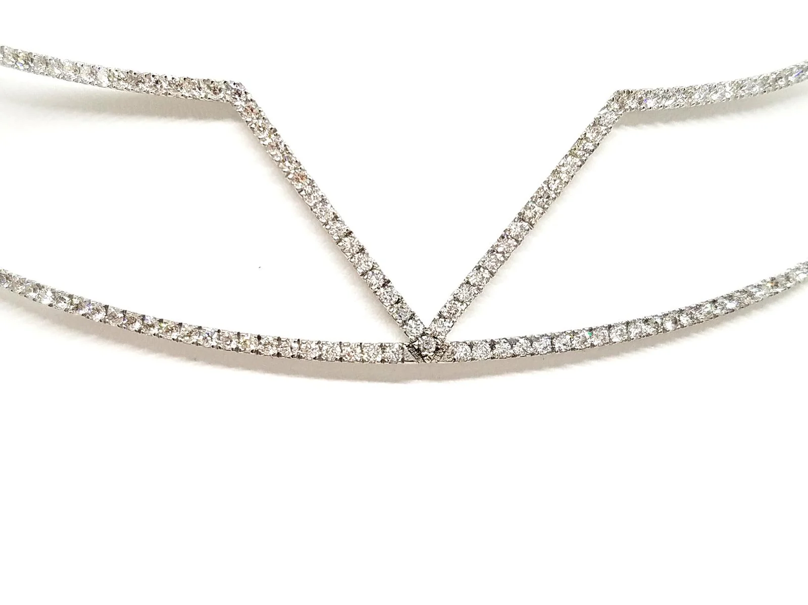 Graphic choker necklace in white gold and diamonds - Image 19