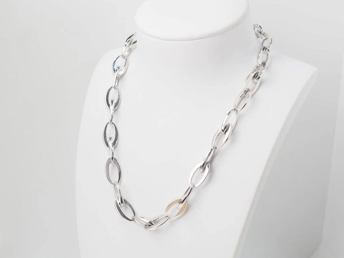 Oval link necklace in white gold - Image 3