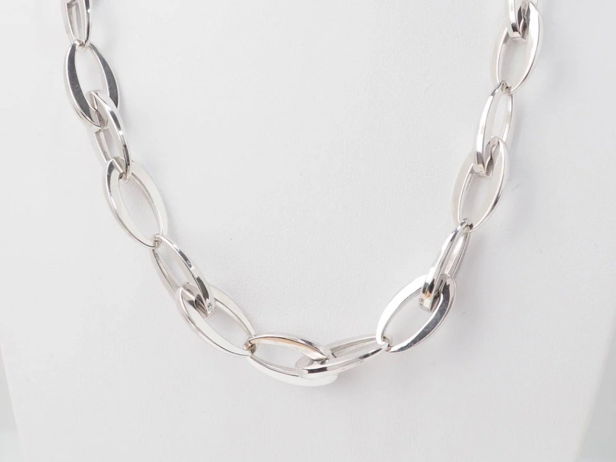 Oval link necklace in white gold - Image 5