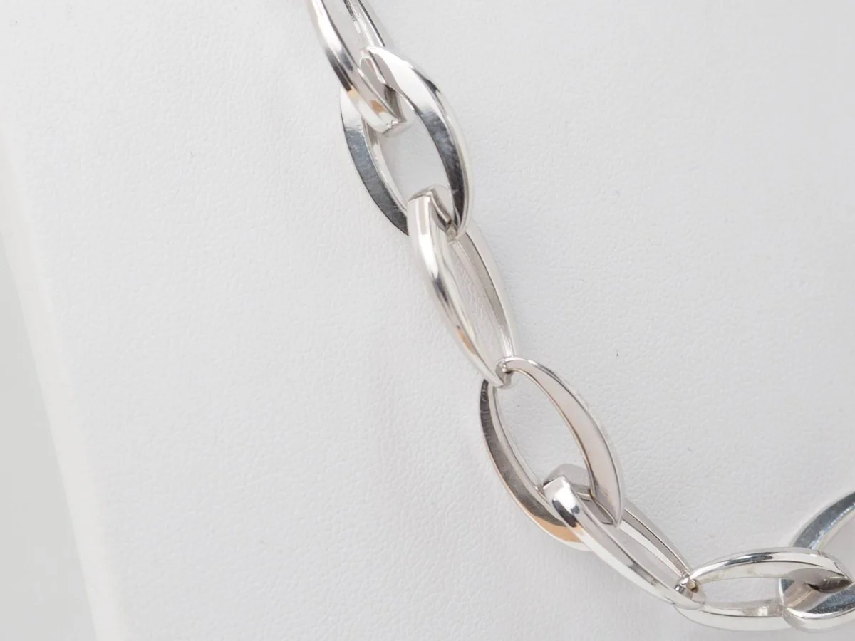Oval link necklace in white gold - Image 6