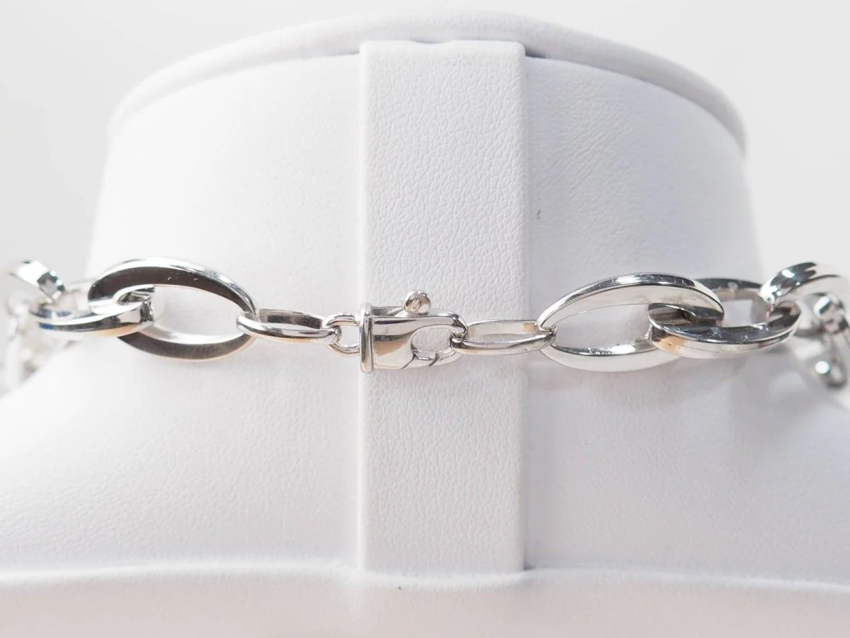 Oval link necklace in white gold - Image 8