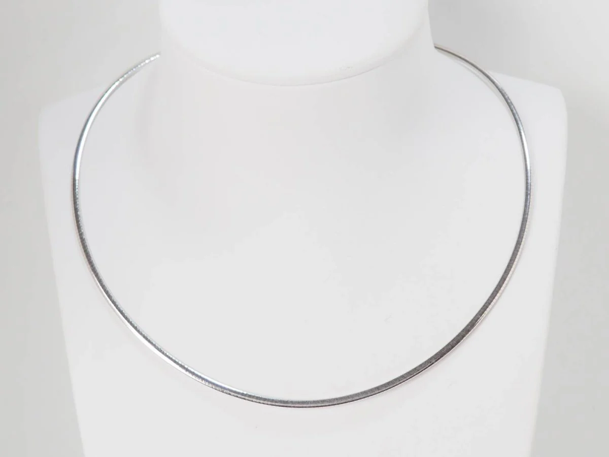 Omega necklace in white gold - Image 3