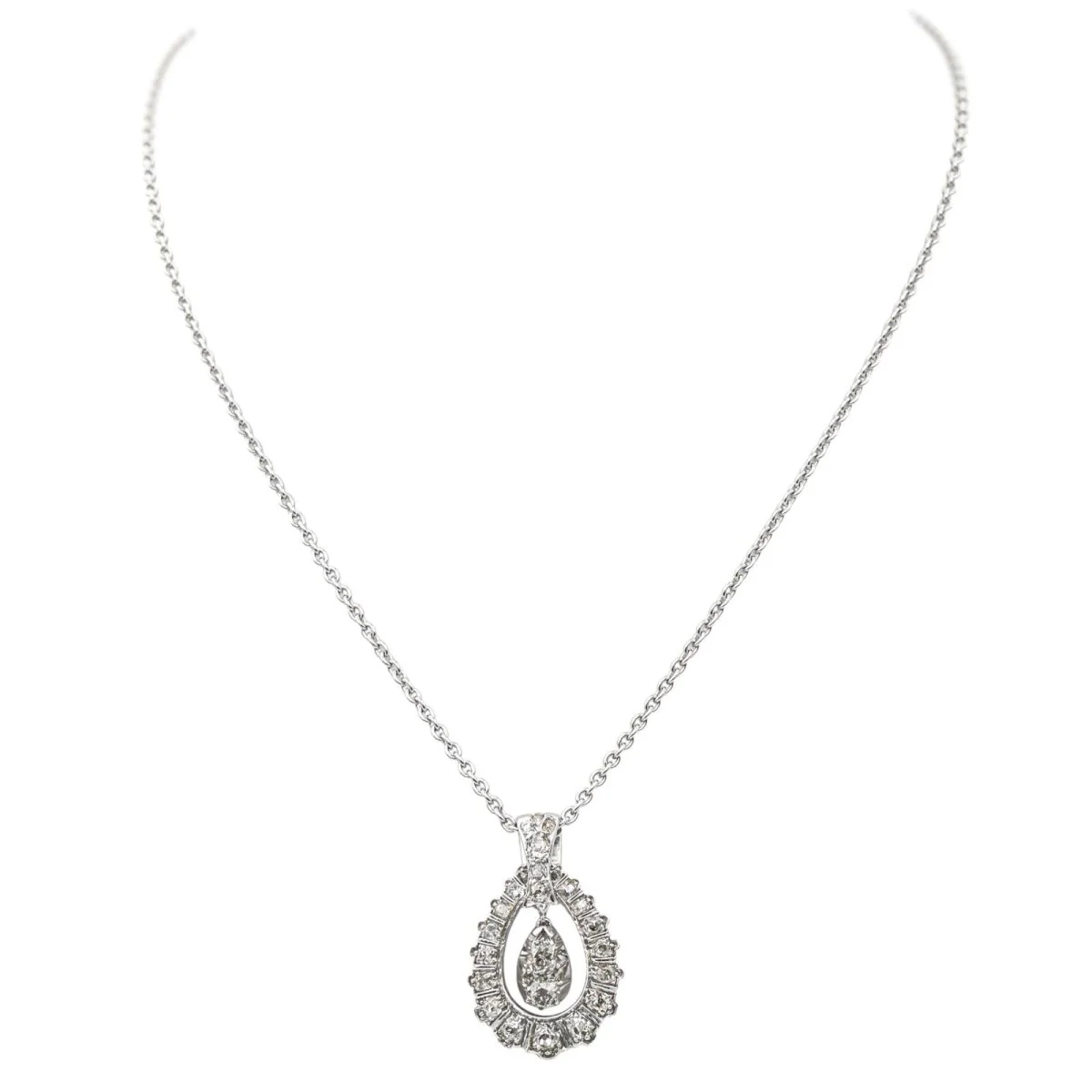 Pendant necklace in white gold and diamonds