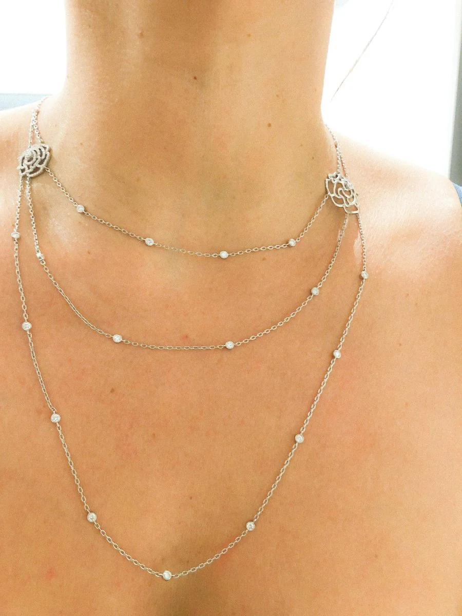 White gold necklace with diamond flower motifs - Image 3
