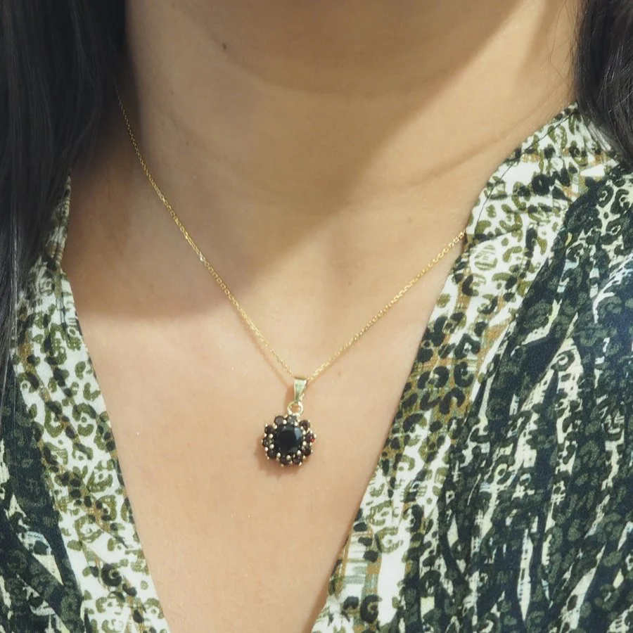 Daisy pendant necklace in yellow gold and garnets - Image 2