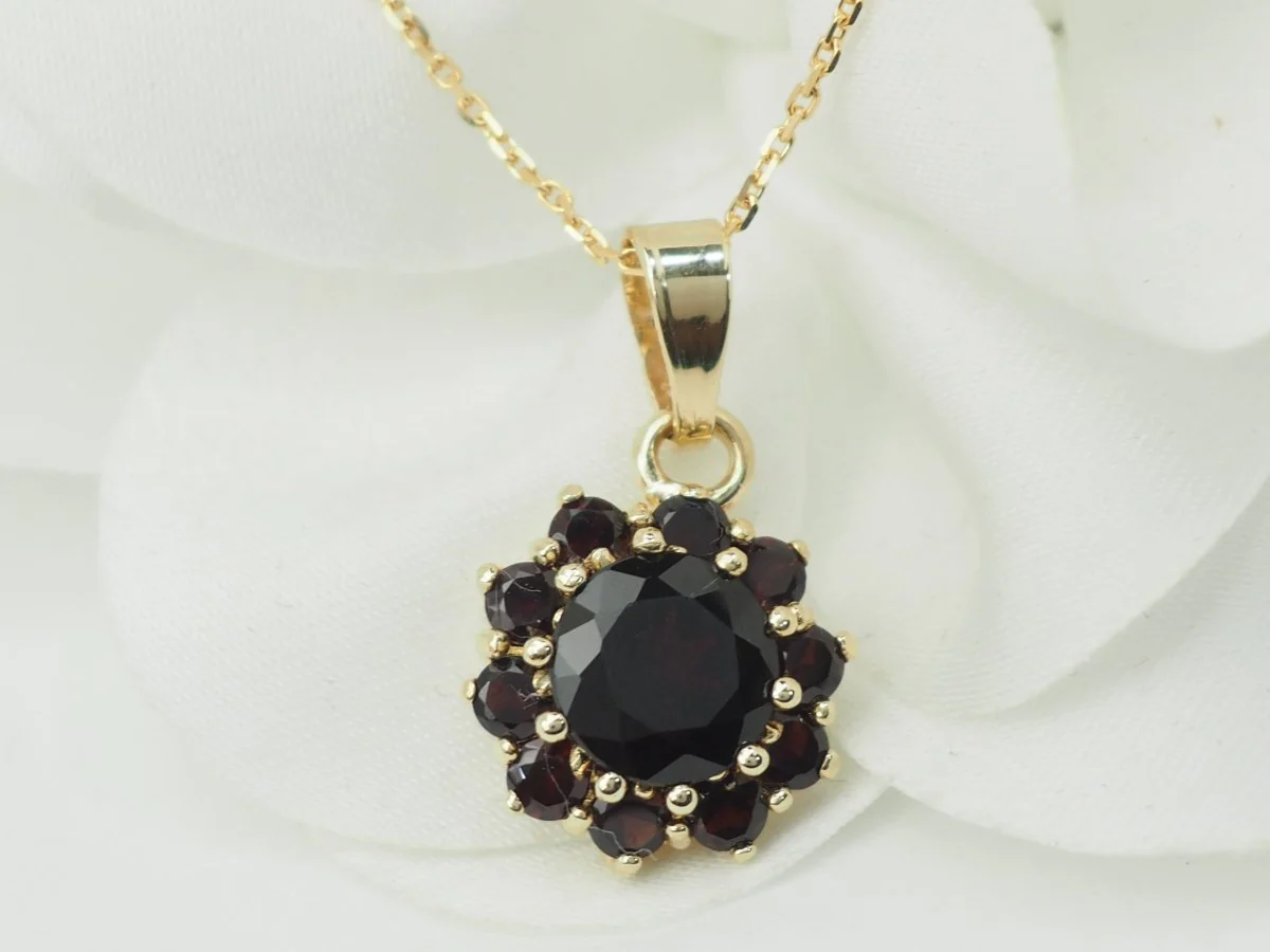 Daisy pendant necklace in yellow gold and garnets - Image 3