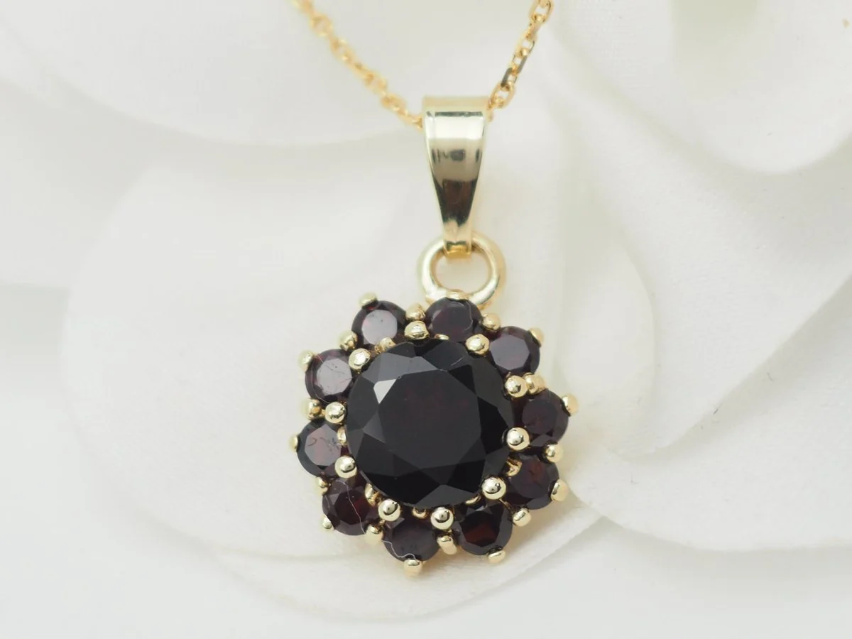 Daisy pendant necklace in yellow gold and garnets - Image 4