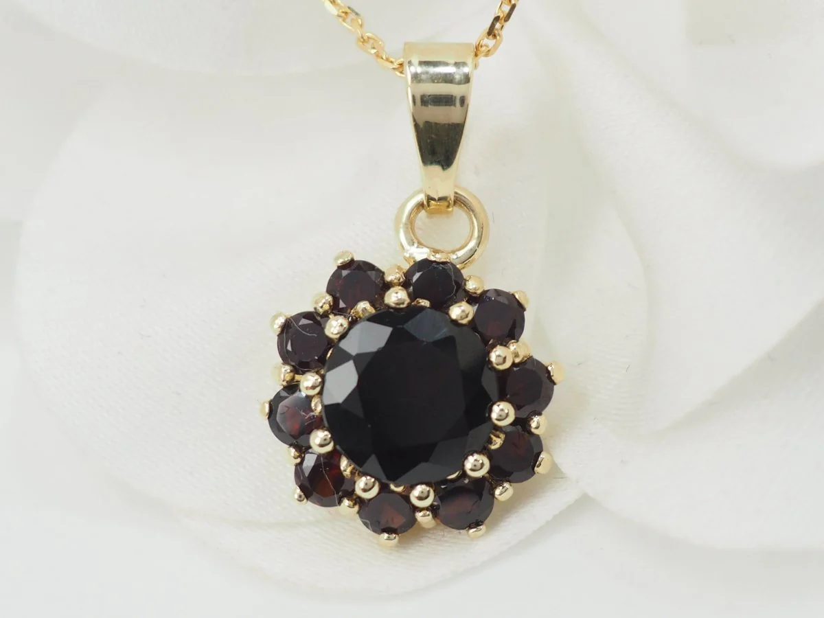 Daisy pendant necklace in yellow gold and garnets - Image 5