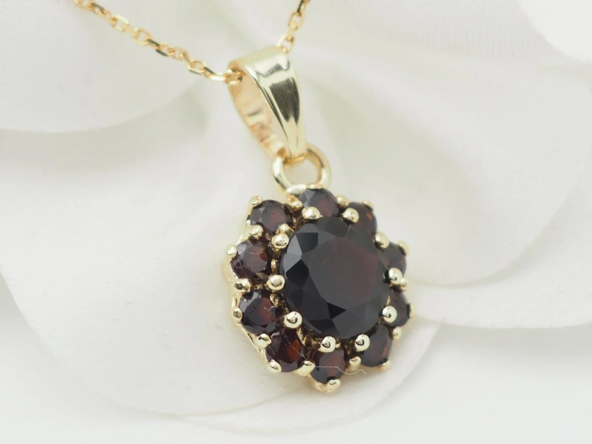 Daisy pendant necklace in yellow gold and garnets - Image 7