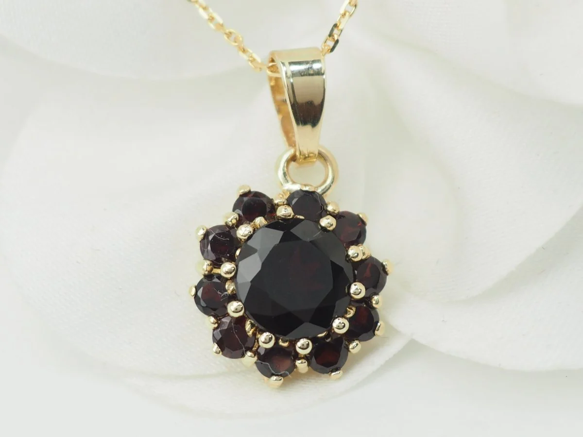 Daisy pendant necklace in yellow gold and garnets - Image 8