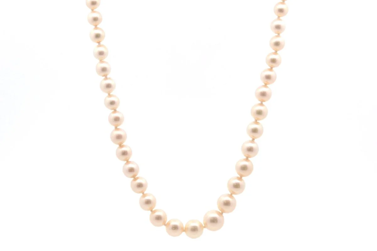 Pearl necklace in cultured pearl and white gold