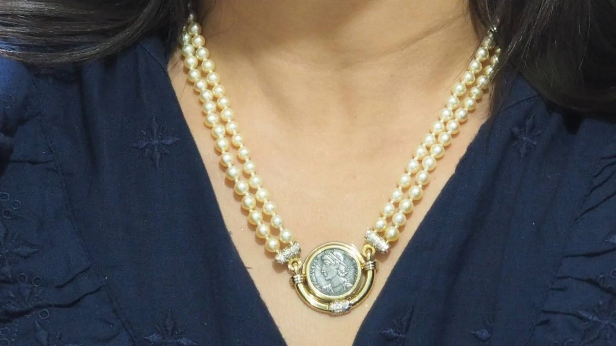 Constance II piece necklace, cultured pearl and diamonds in yellow gold - Image 7