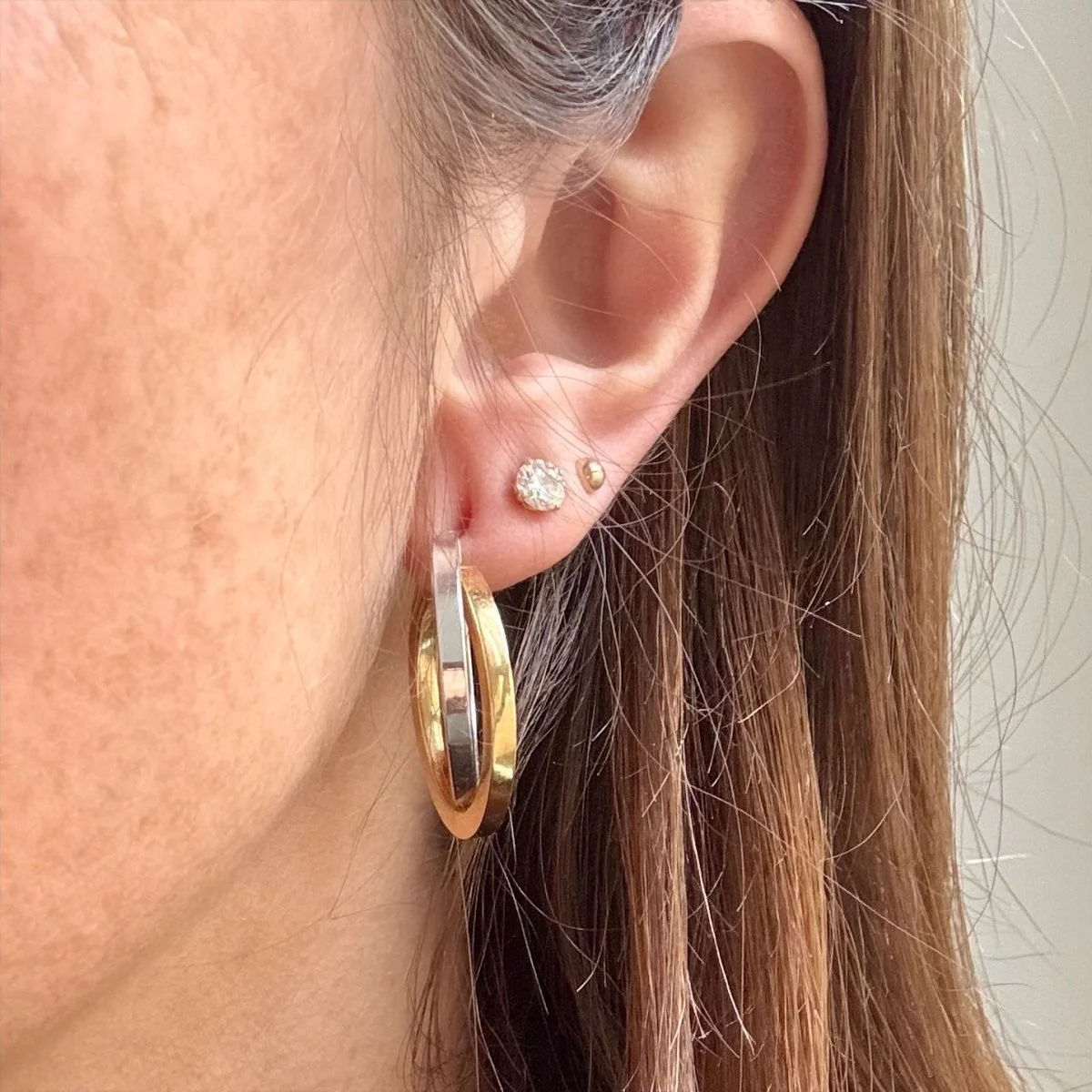 Hoop earrings in white and yellow gold - Image 2
