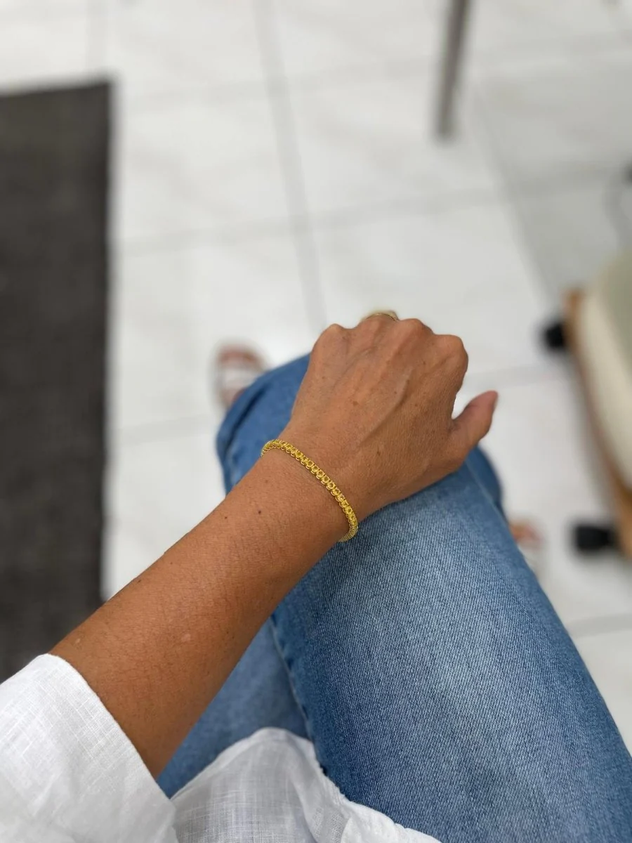 Gold tennis bracelet with natural yellow sapphire (CTW 6.5) - Image 11