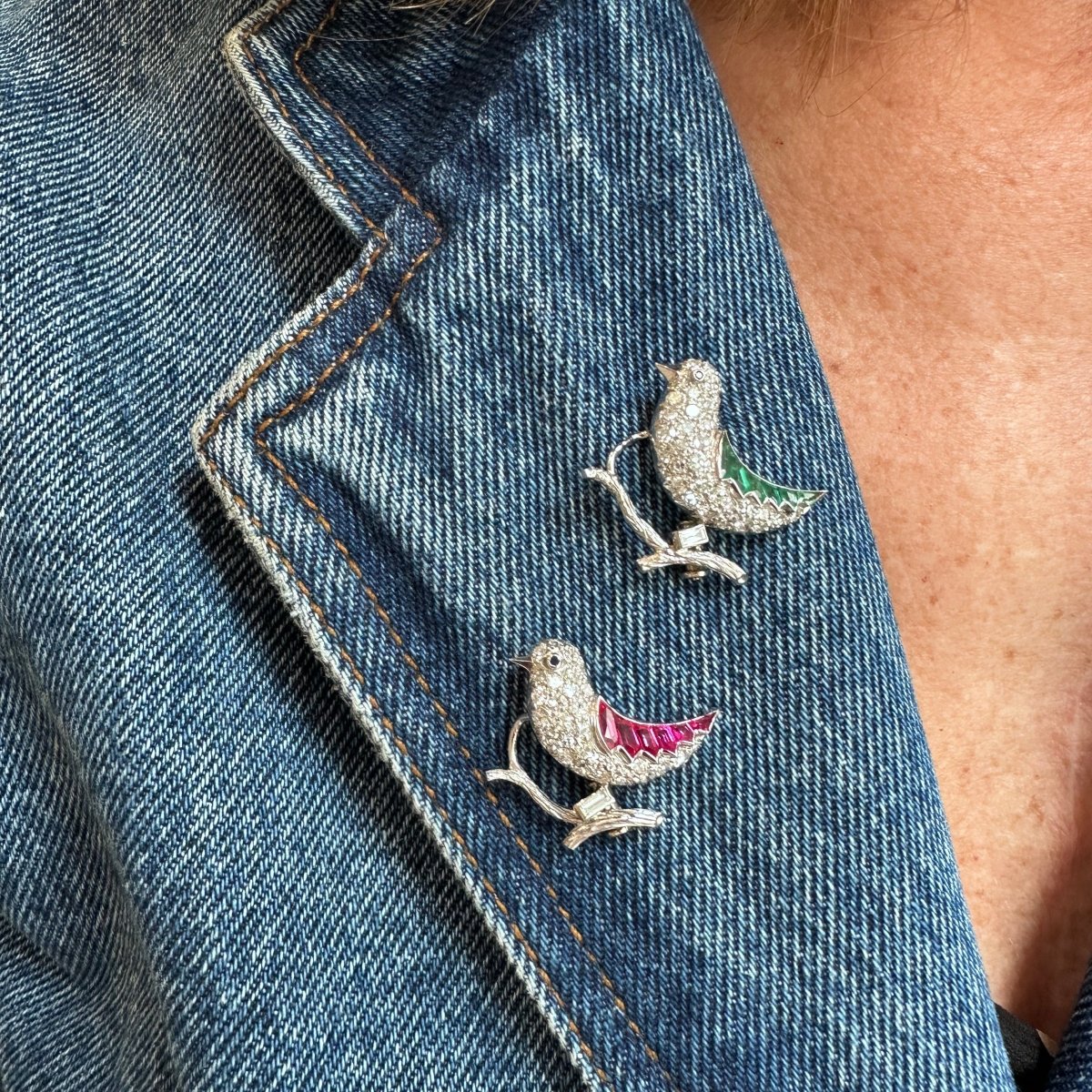 Two "Birds" brooches in white gold, Platinum, Rubies, Emeralds, and Sapphires - Image 2