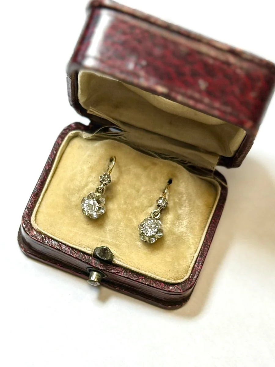 Boucles d'oreilles dormeuses anciennes en or jaune et gris et diamants