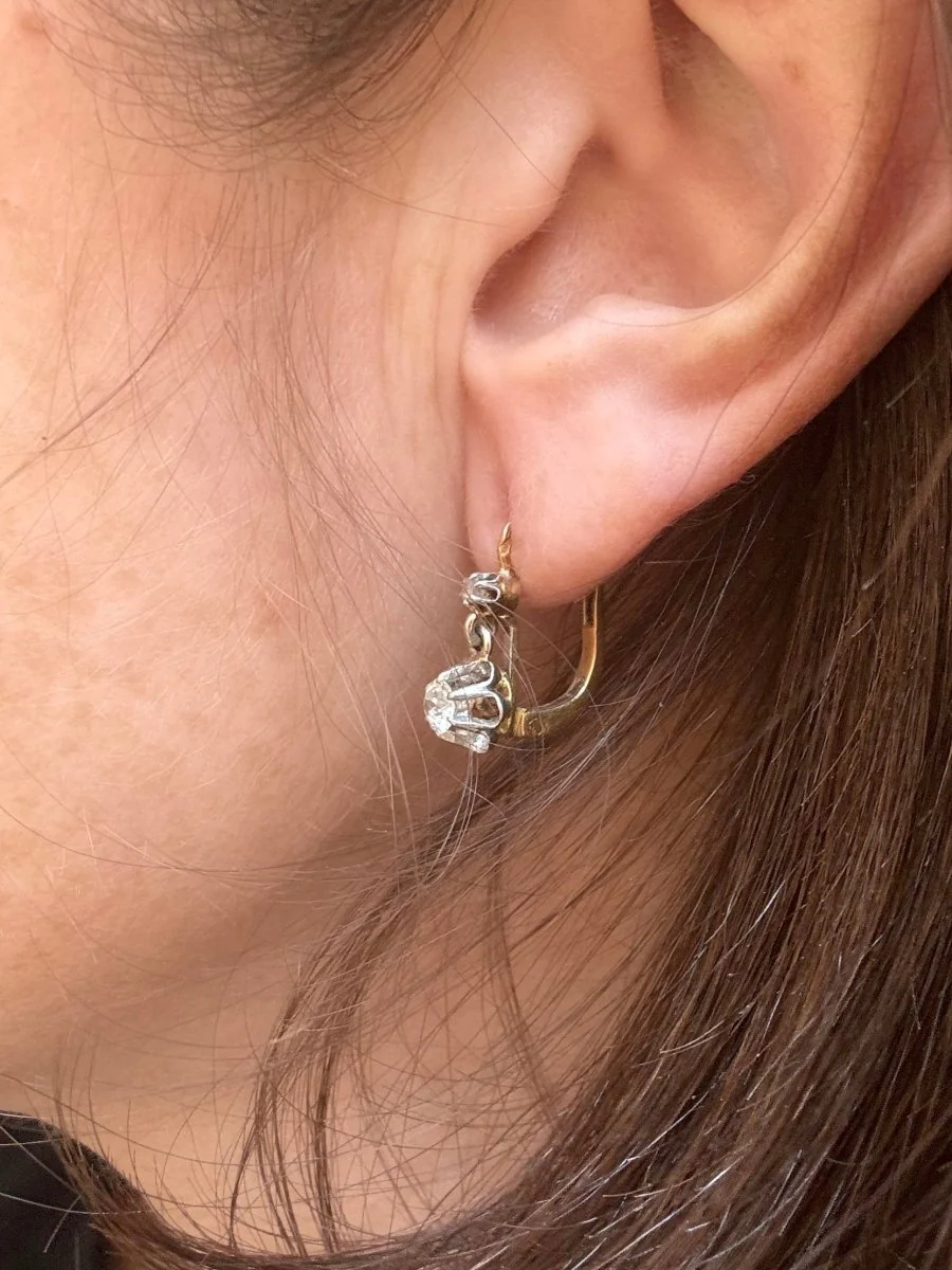 Boucles d'oreilles dormeuses anciennes en or jaune et gris et diamants - Image 2