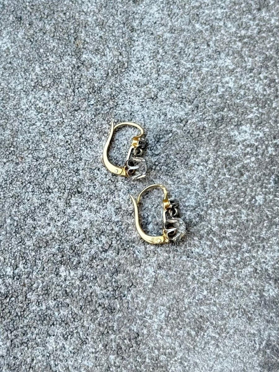 Boucles d'oreilles dormeuses anciennes en or jaune et gris et diamants - Image 3