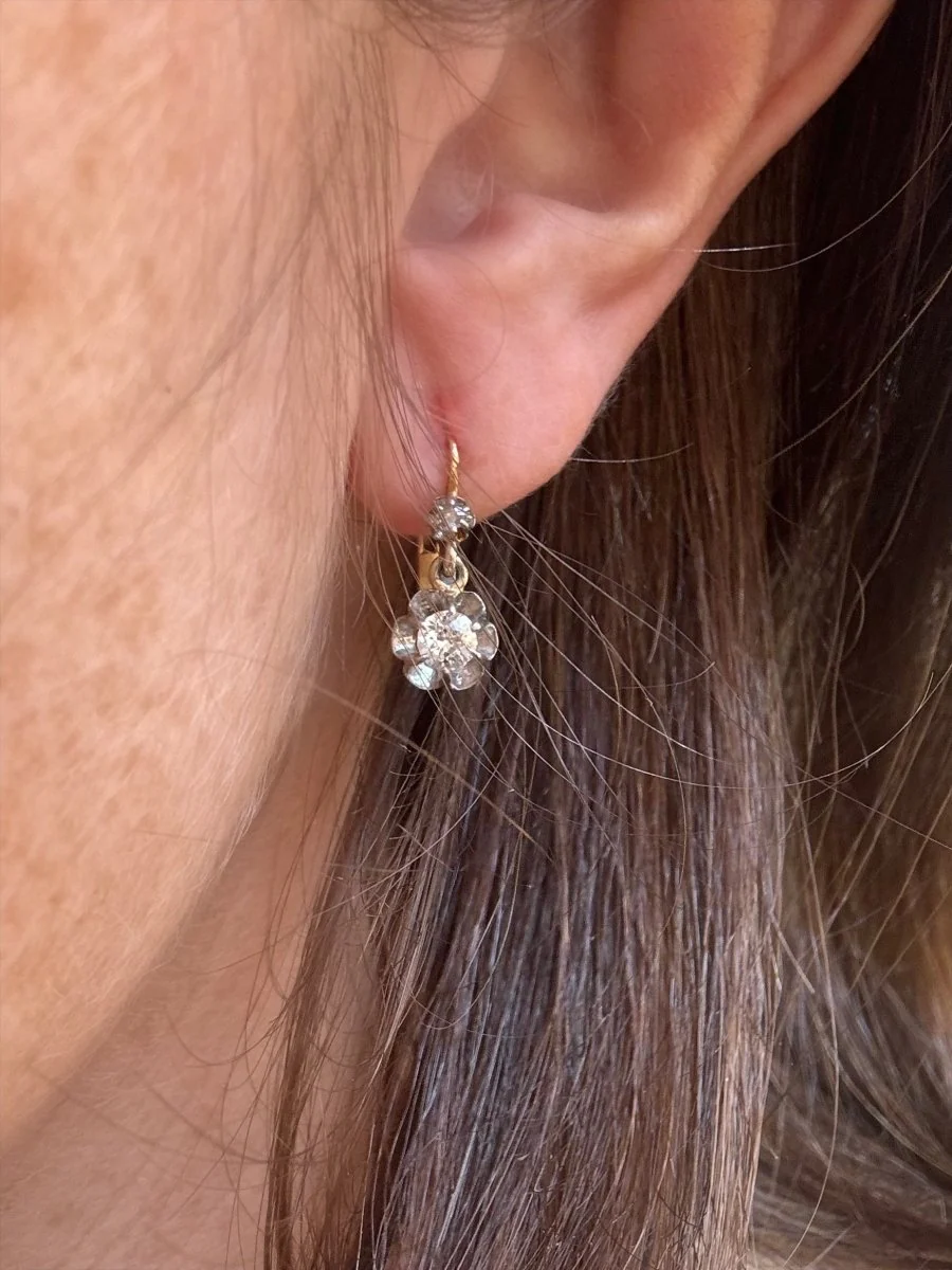 Boucles d'oreilles dormeuses anciennes en or jaune et gris et diamants - Image 5