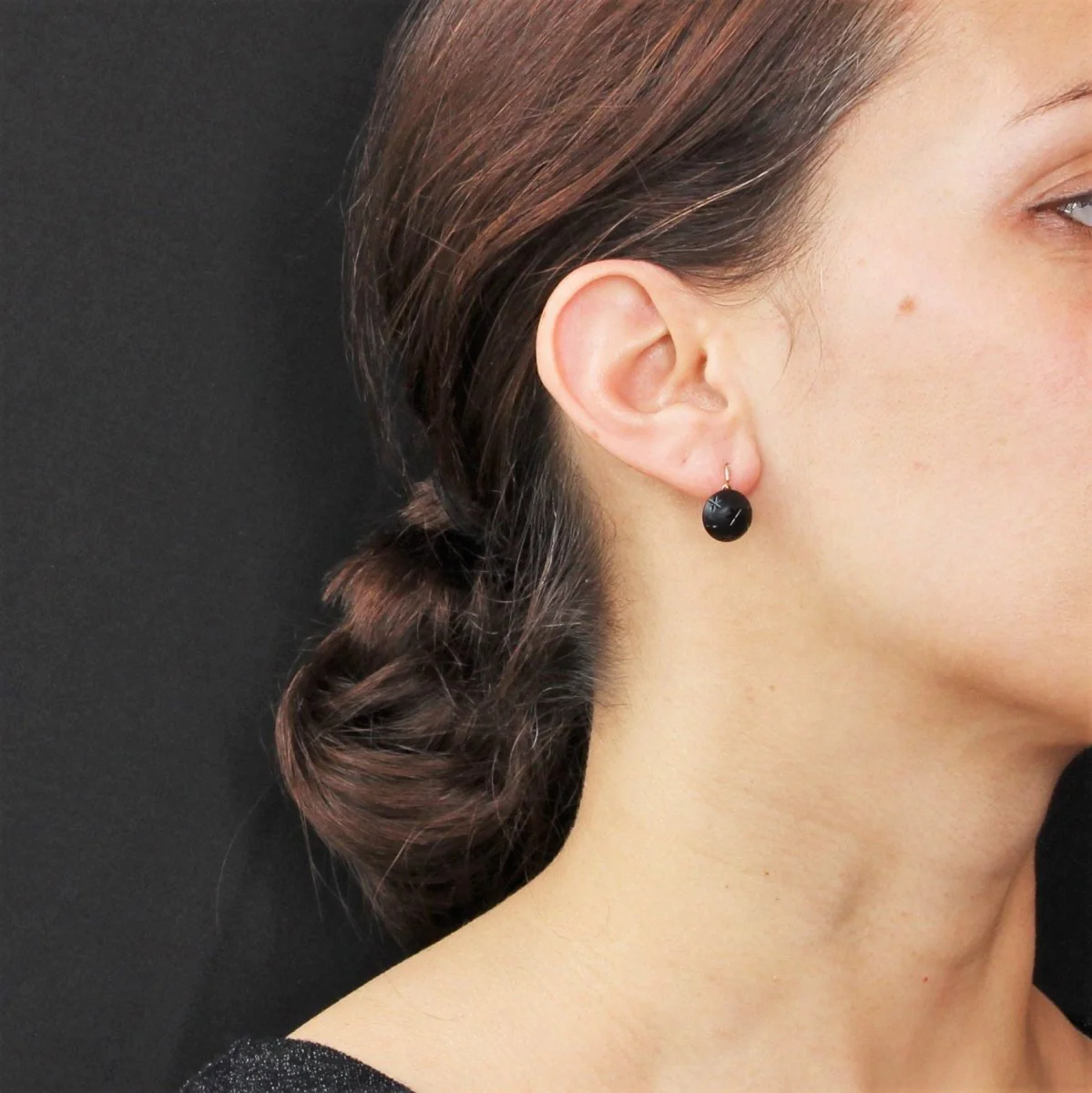 Earrings Sleepers in yellow gold and jet - Image 2