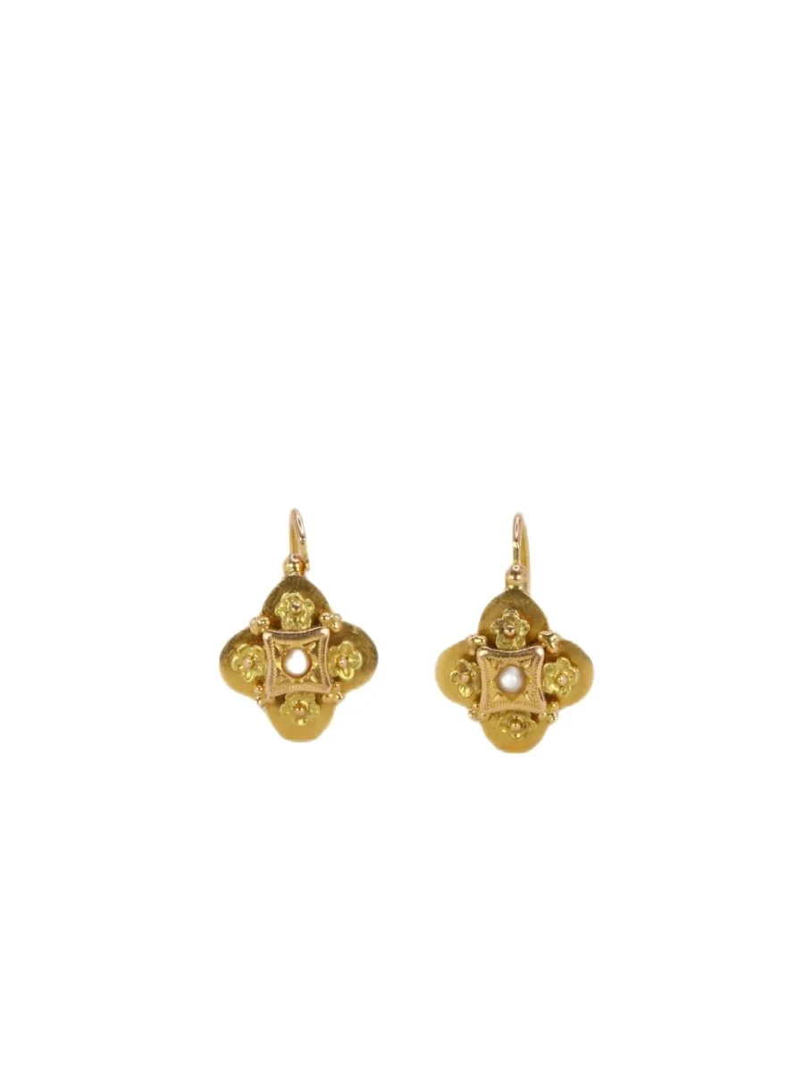 Dormeuses earrings in yellow gold and fine pearls