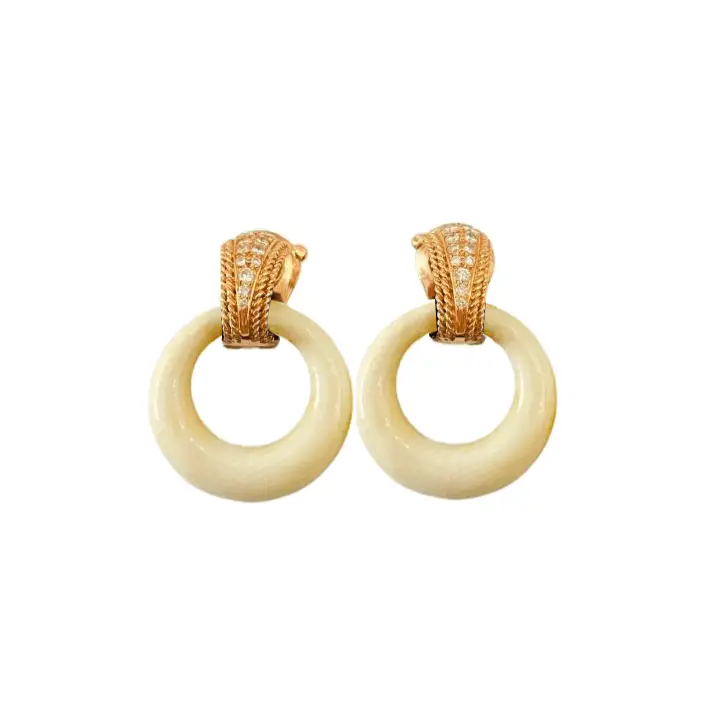 VAN CLEEF & ARPELS interchangeable earrings in yellow gold, onyx, white coral and diamonds