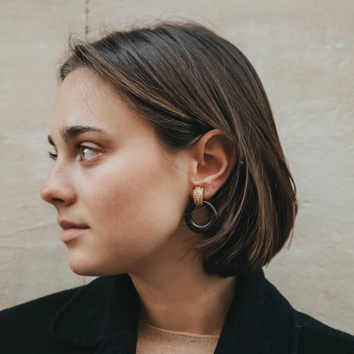 VAN CLEEF & ARPELS interchangeable earrings in yellow gold, onyx, white coral and diamonds - Image 2
