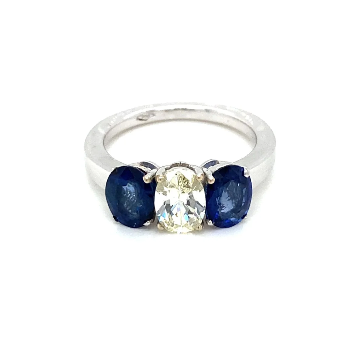 Gold summer ring with diamond and sapphire
