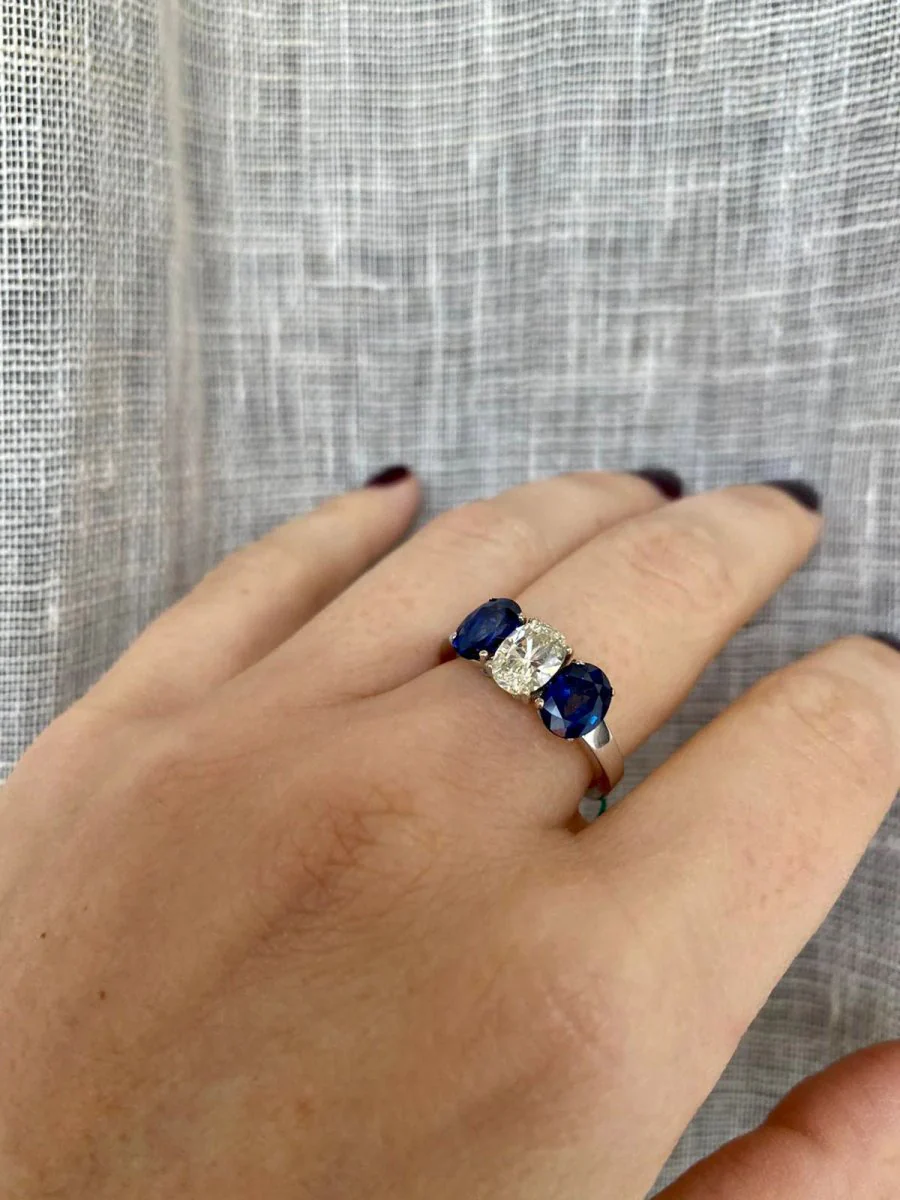 Gold summer ring with diamond and sapphire - Image 10