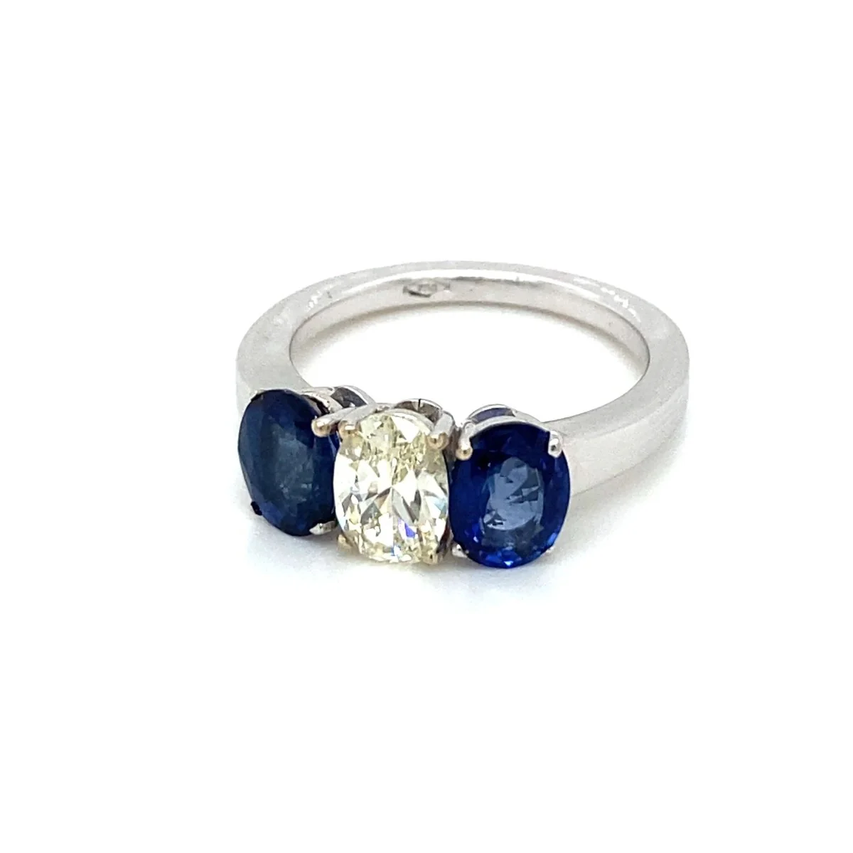 Gold summer ring with diamond and sapphire - Image 2