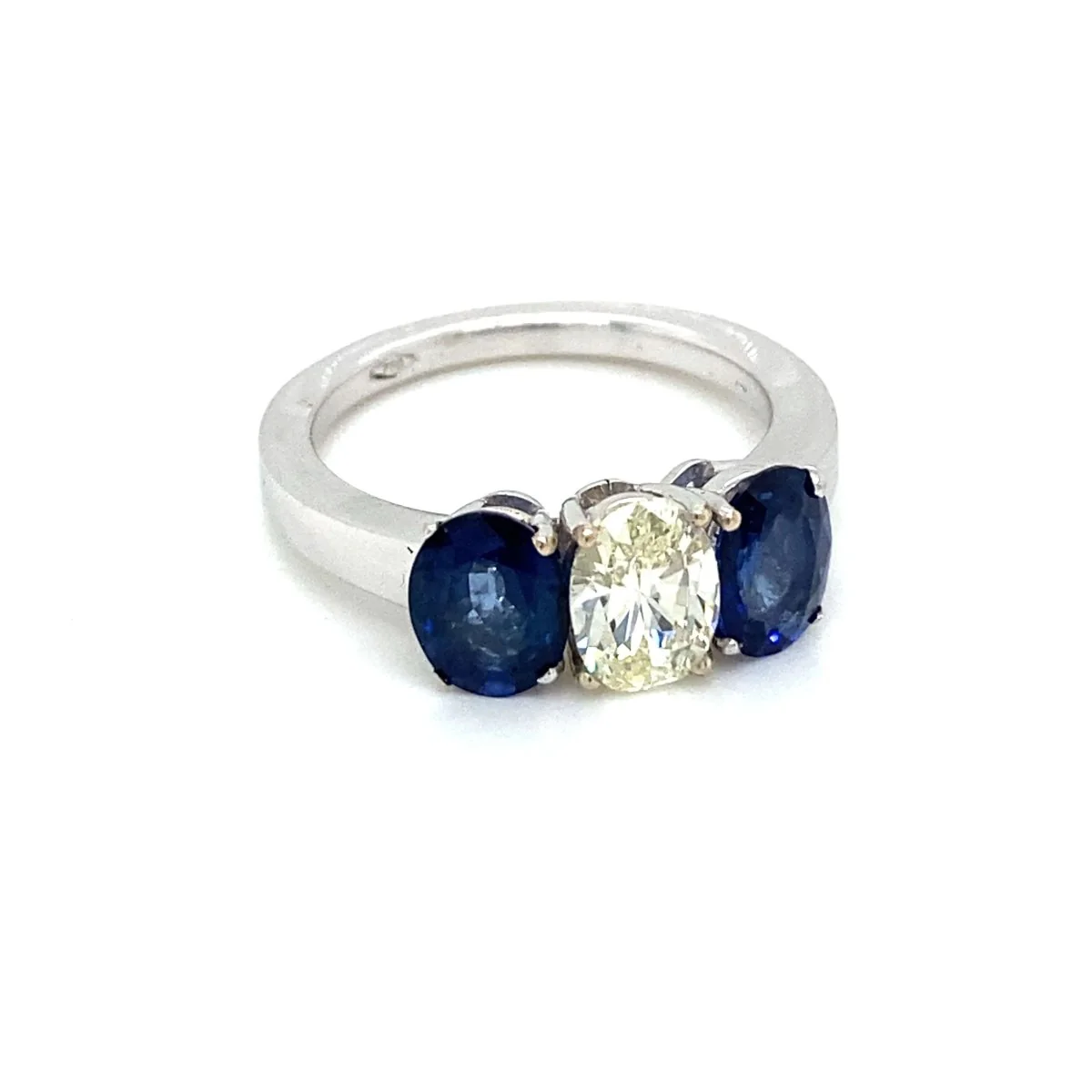 Gold summer ring with diamond and sapphire - Image 3