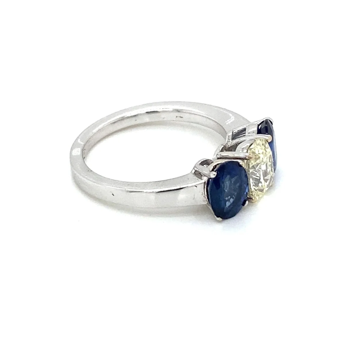 Gold summer ring with diamond and sapphire - Image 7