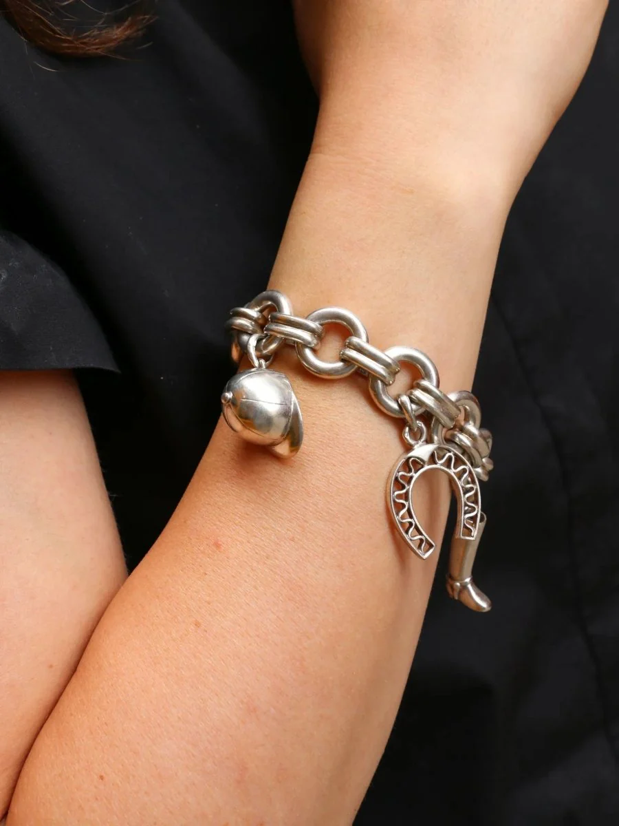 Gaétan de Percin (attributed to HERMES) Silver bracelet and horse-racing theme charms - Image 2