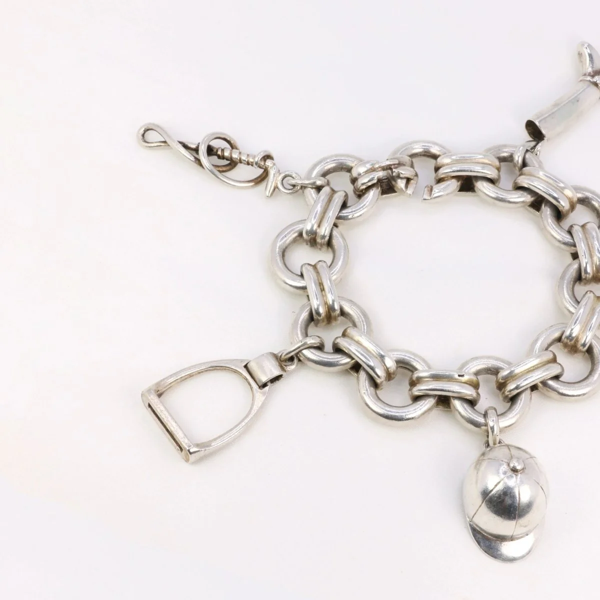 Gaétan de Percin (attributed to HERMES) Silver bracelet and horse-racing theme charms - Image 4