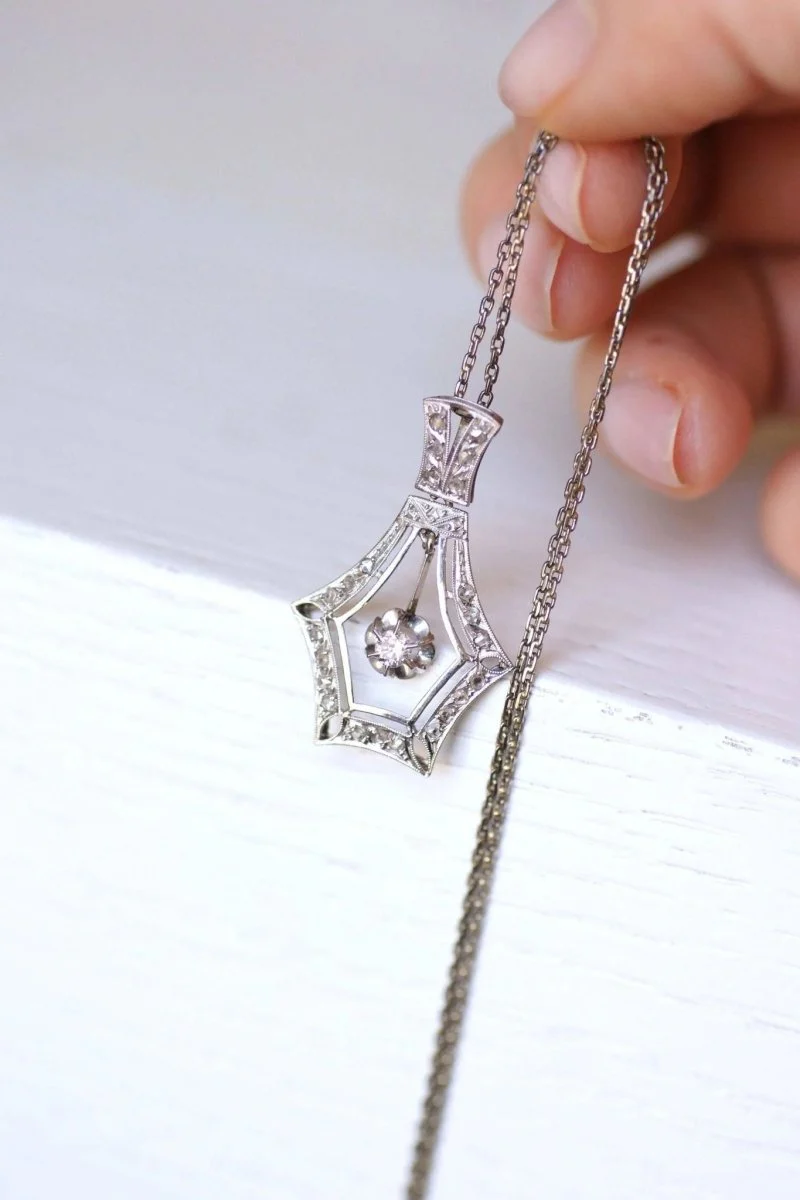 Large Art Deco pendant in white gold and diamonds