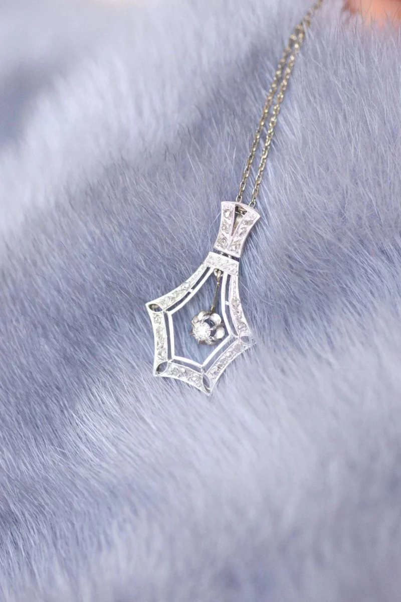 Large Art Deco pendant in white gold and diamonds - Image 10