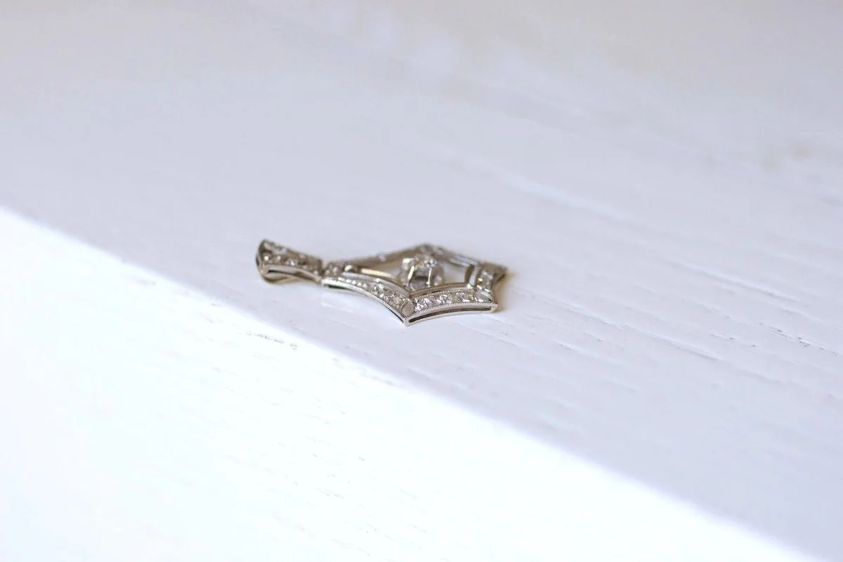 Large Art Deco pendant in white gold and diamonds - Image 8