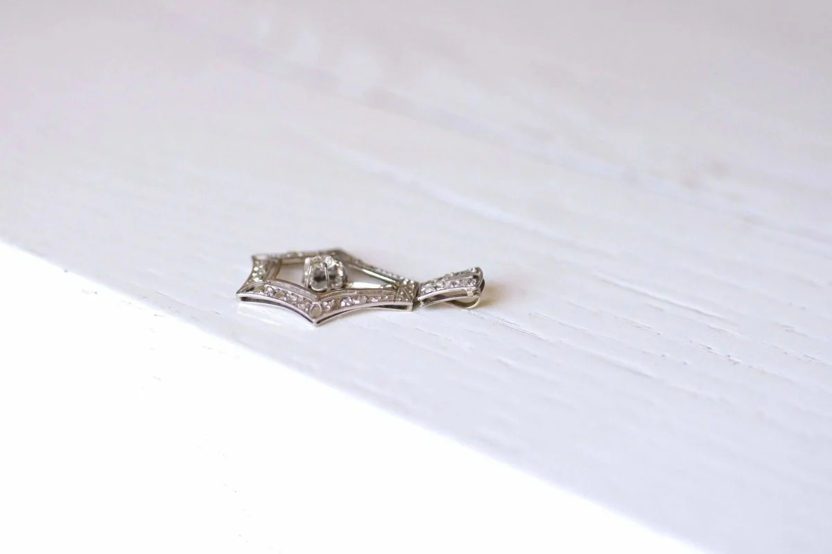 Large Art Deco pendant in white gold and diamonds - Image 9