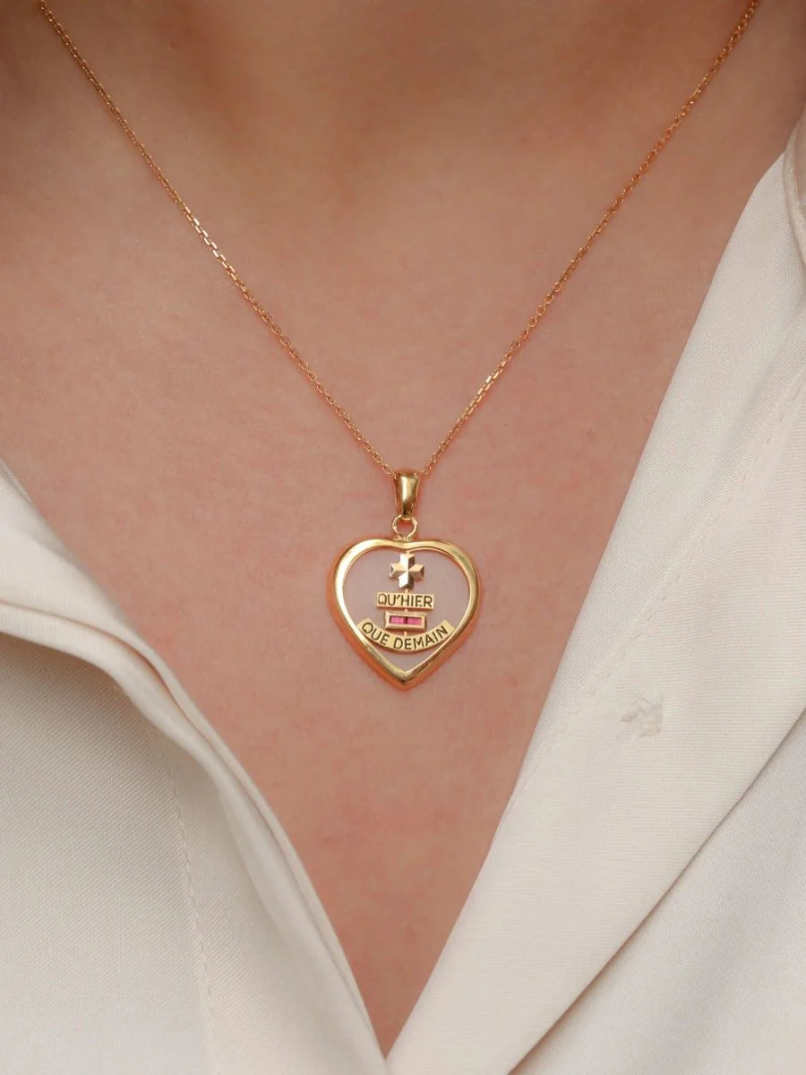 Augis heart love medal in glass and gold, More than yesterday, less than tomorrow, ca 1980 - Image 2