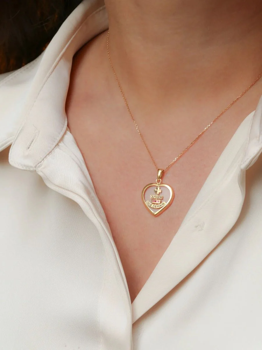 Augis heart love medal in glass and gold, More than yesterday, less than tomorrow, ca 1980 - Image 5