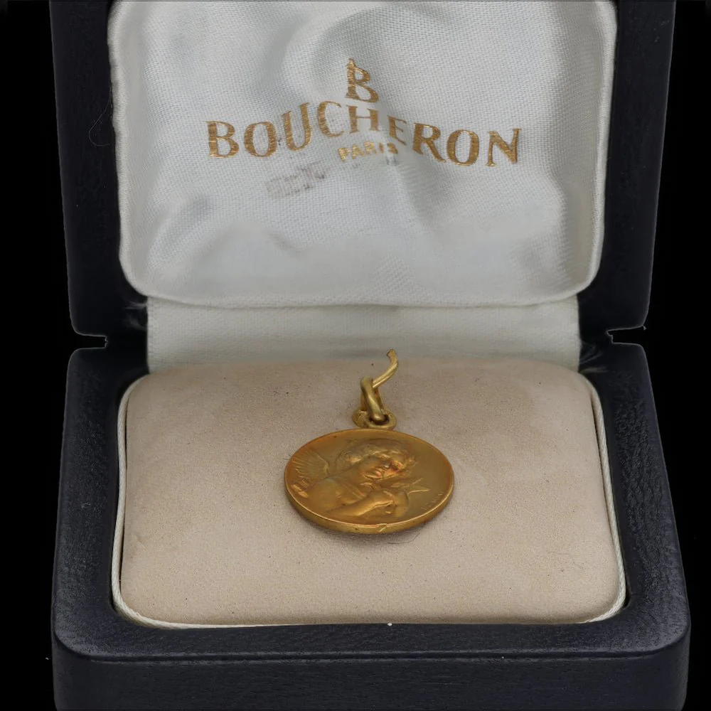 Boucheron "Love Angel with Dove" medal in solid 18k yellow gold circa 1970. Original box. - Image 2