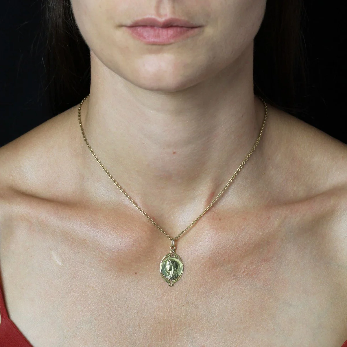 Openwork yellow gold Virgin Mary medal - Image 2